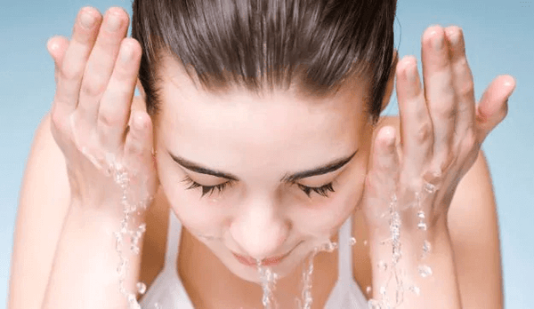 How to Use a Facial Cleansing Brush to Deep Clean Facial Pores